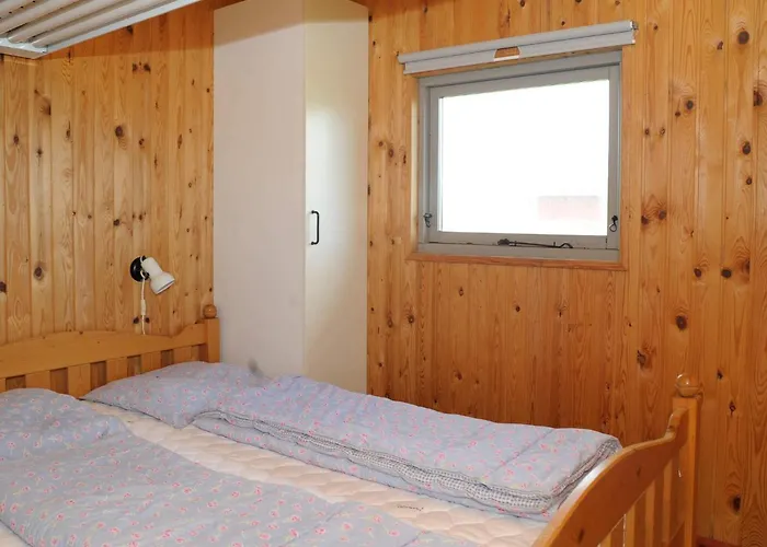 8 Person In Harboore-by Traum